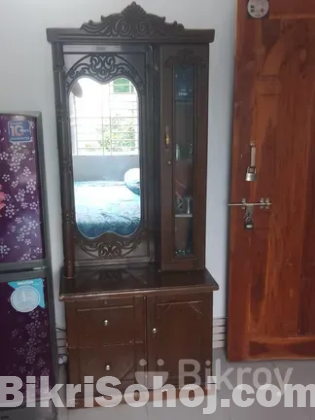 ড্রেসিং টেবিল